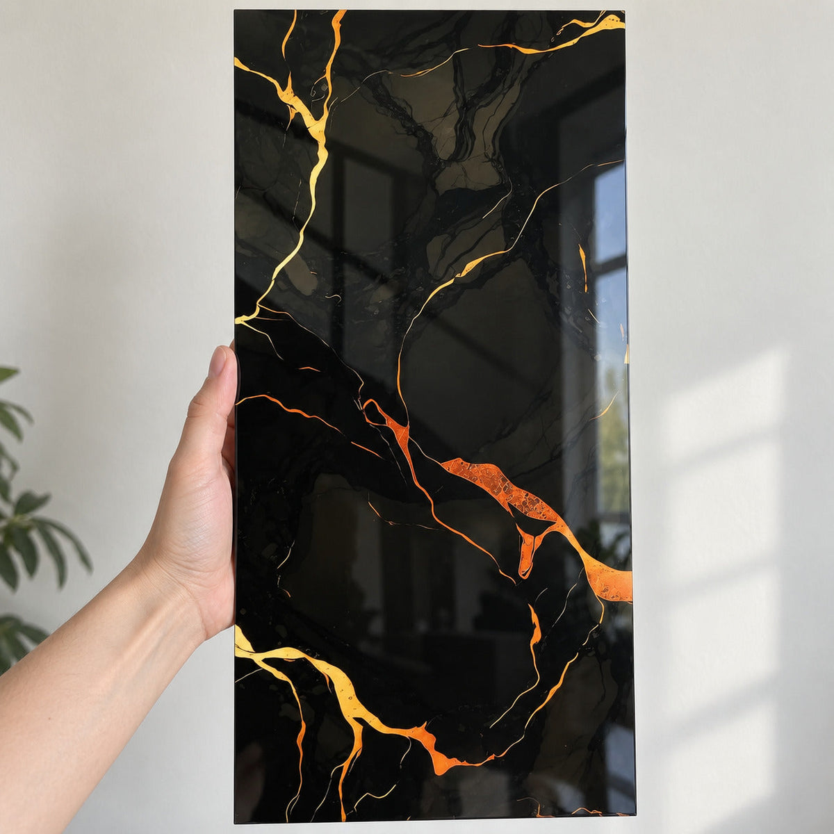 Pojedyncza płytka marmurowa 30 × 60 cm trzymana w dłoni na tle jasnej ściany — widać skalę formatu i połysk powierzchni